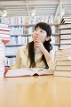 勉強をする大学生