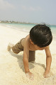 砂遊びをする男の子
