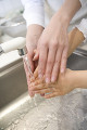 手を洗う親子