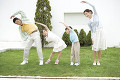 体操をする日本人家族