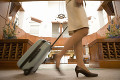 スーツケースをひいて歩く女性