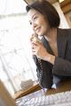 電話で話す女性