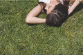 芝生に寝転ぶ女性