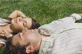 芝生に寝転ぶカップル