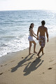 海岸を歩くカップル