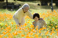 花畑と日本人夫婦