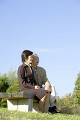 ベンチに座る日本人夫婦