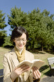 本を読む日本人女性