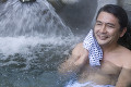 温泉にはいる男性