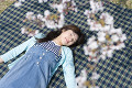 桜の花と寝転ぶ女性