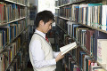 図書室で本を読む男子高生