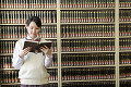 図書室で本を読む女子高生