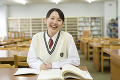 図書室で勉強をする女子高生