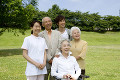 介護士とシニアと若い男性