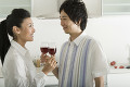 ワインを飲む日本人カップル