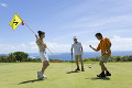 ゴルフをする日本人男女グループ