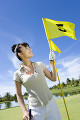 旗を持つ日本人女性ゴルファー