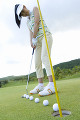 パットをする日本人女性ゴルファー