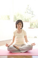 瞑想する日本人女性