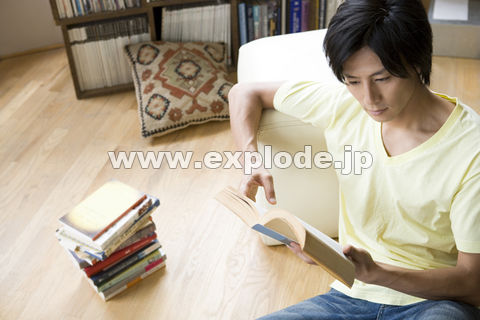 本を読む日本人男性