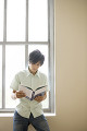 本を読む日本人男性