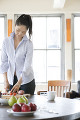 料理をする日本人女性
