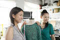 服を作る日本人女性