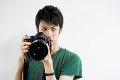 写真を撮る日本人男性
