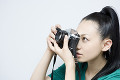 写真を撮る日本人女性
