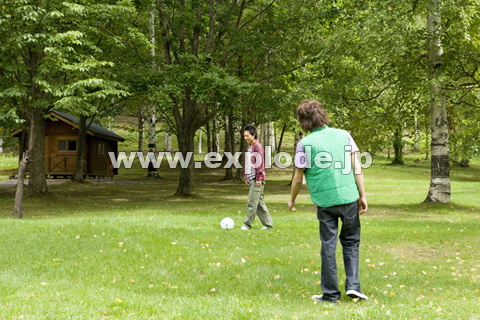 森で遊ぶ男性