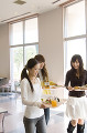 食事を運ぶ日本人大学生