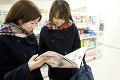 コンビニで立ち読みをする女子高生