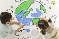 地球の絵を描く子供達
