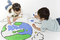地球の絵を描く子供