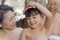 温泉に入る祖父母と女の子