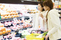 スーパーで買い物をするふたりの女性