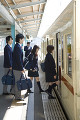電車に乗り込む高校生たち