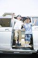 車から降りる男の子と女の子