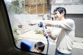 家の前で洗車をする父親と男の子