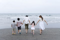 砂浜を歩く家族