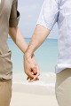 浜辺で手を取り合う夫婦の手元