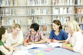 図書室で勉強する学生たち