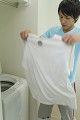 洗濯されたTシャツを持つ男性