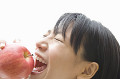 リンゴを食べる女性
