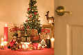 部屋の中のクリスマスツリーとプレゼント