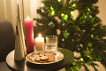 テーブルのクリスマスクッキーとツリー