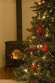 クリスマスツリーと暖かなストーブ
