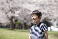 桜が咲く公園にいる男の子