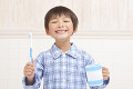 笑顔で歯磨きをする男の子