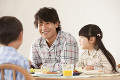 朝食で楽しそうに会話をする父親と子供達